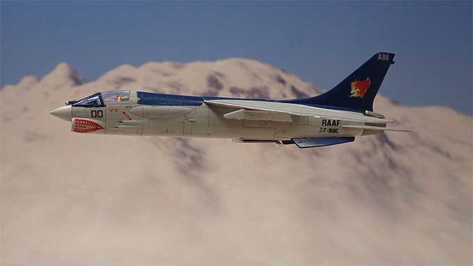 飛行するF-8E