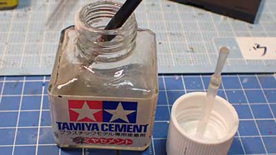 接着剤に入れた筆