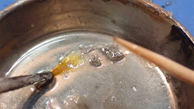 筆の先端と爪楊枝